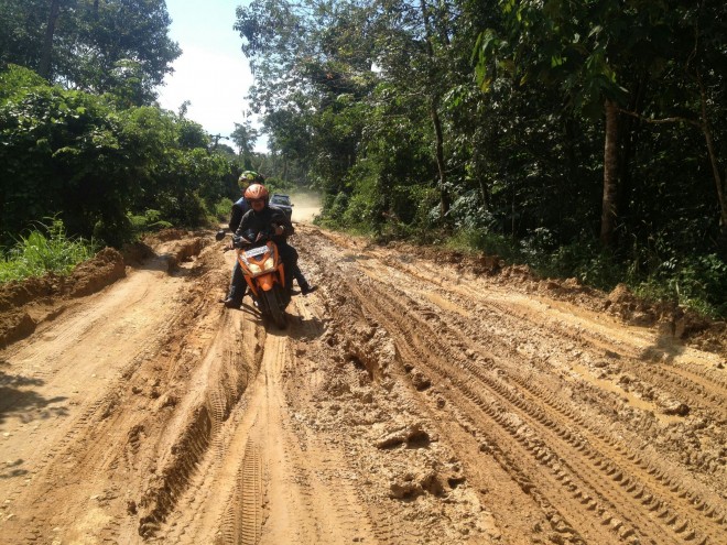 Rusak parah, kondisi ruas jalan menuju Air Terjun Talun di Kecamatan Air Hitam 